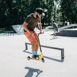 HOMCOM Trottinette Patinette Freestyle - 2 Roues PU - Guidon Pivotant 360° - Repose-pied Antidérapant - Frein Friction AR - Alu. Noir Doré -France HOMCOM Soldes 2022 51254838 4